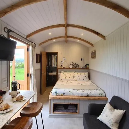Honey Bee - Comfortable Luxury Shepherds Hut With Hot Tub Bradpole Exterior photo
