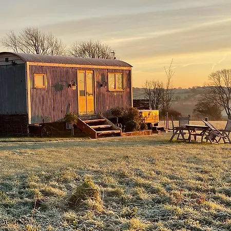 Honey Bee - Comfortable Luxury Shepherds Hut With Hot Tub Bradpole Exterior photo