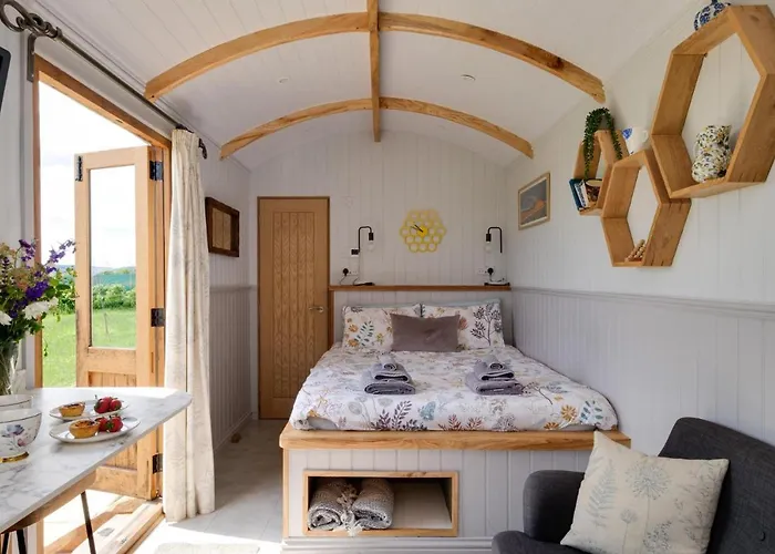 Honey Bee - Comfortable Luxury Shepherds Hut With Hot Tub