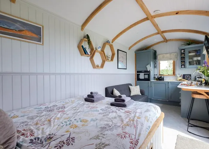 Honey Bee - Comfortable Luxury Shepherds Hut With Hot Tub