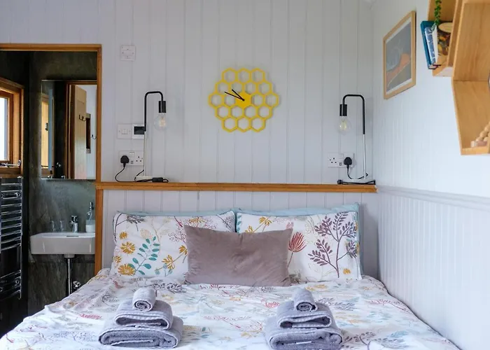 Honey Bee - Comfortable Luxury Shepherds Hut With Hot Tub