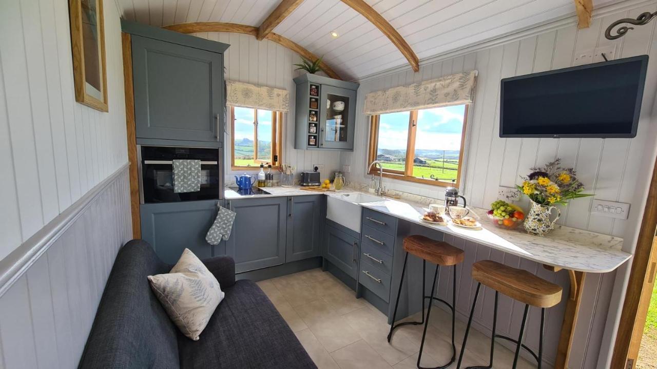 Honey Bee - Comfortable Luxury Shepherds Hut With Hot Tub Chalet Bradpole
