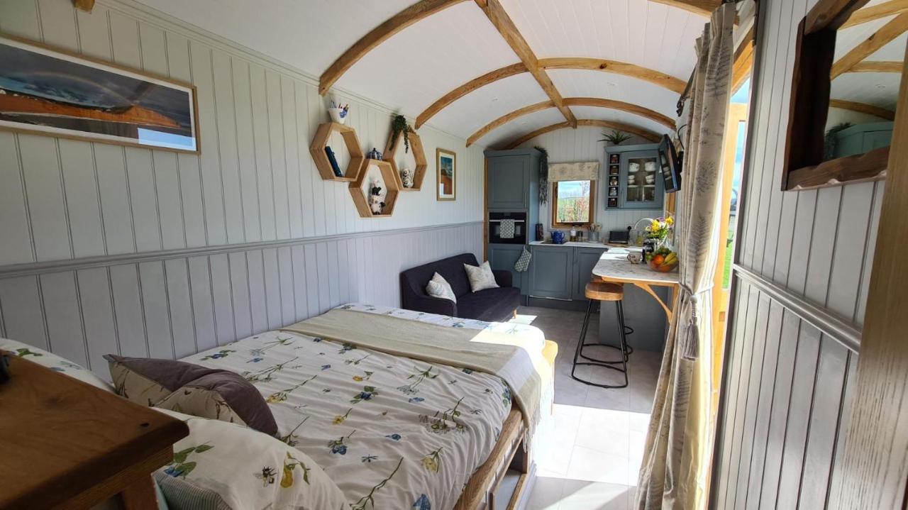 Honey Bee - Comfortable Luxury Shepherds Hut With Hot Tub Bradpole