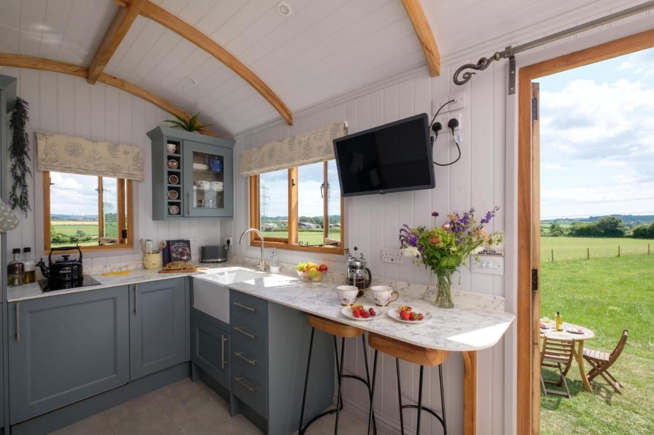 Honey Bee - Comfortable Luxury Shepherds Hut With Hot Tub * Bradpole
