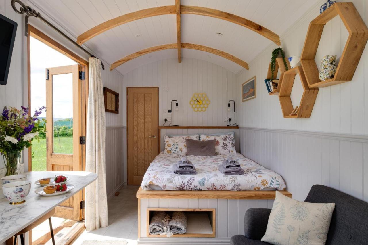 Honey Bee - Comfortable Luxury Shepherds Hut With Hot Tub Chalet Bradpole