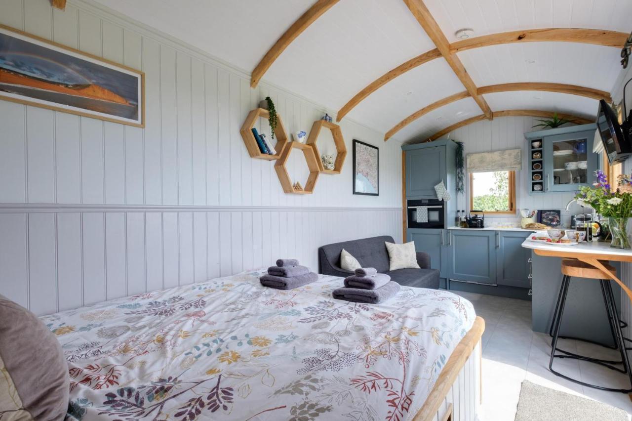 Honey Bee - Comfortable Luxury Shepherds Hut With Hot Tub Chalet