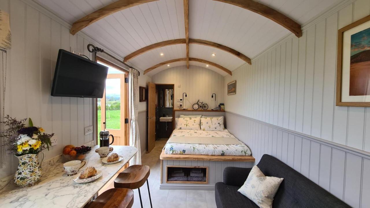 Chalet Honey Bee - Comfortable Luxury Shepherds Hut With Hot Tub
