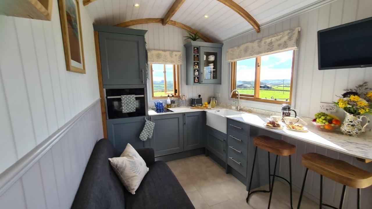 Honey Bee - Comfortable Luxury Shepherds Hut With Hot Tub