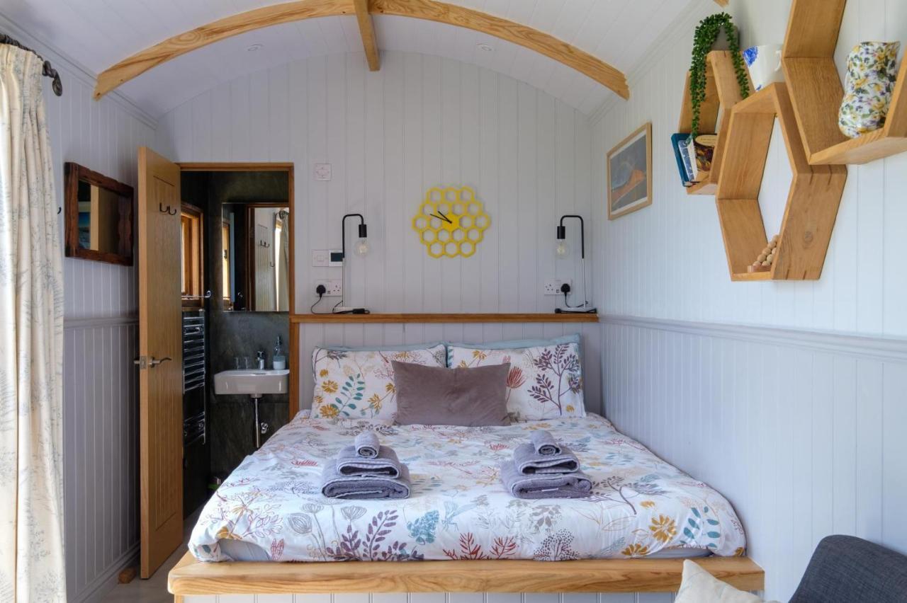 Chalet Honey Bee - Comfortable Luxury Shepherds Hut With Hot Tub Bradpole