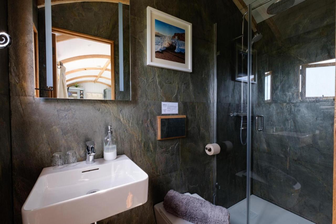Honey Bee - Comfortable Luxury Shepherds Hut With Hot Tub *