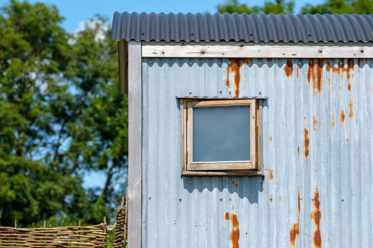 Honey Bee - Comfortable Luxury Shepherds Hut With Hot Tub Chalet *