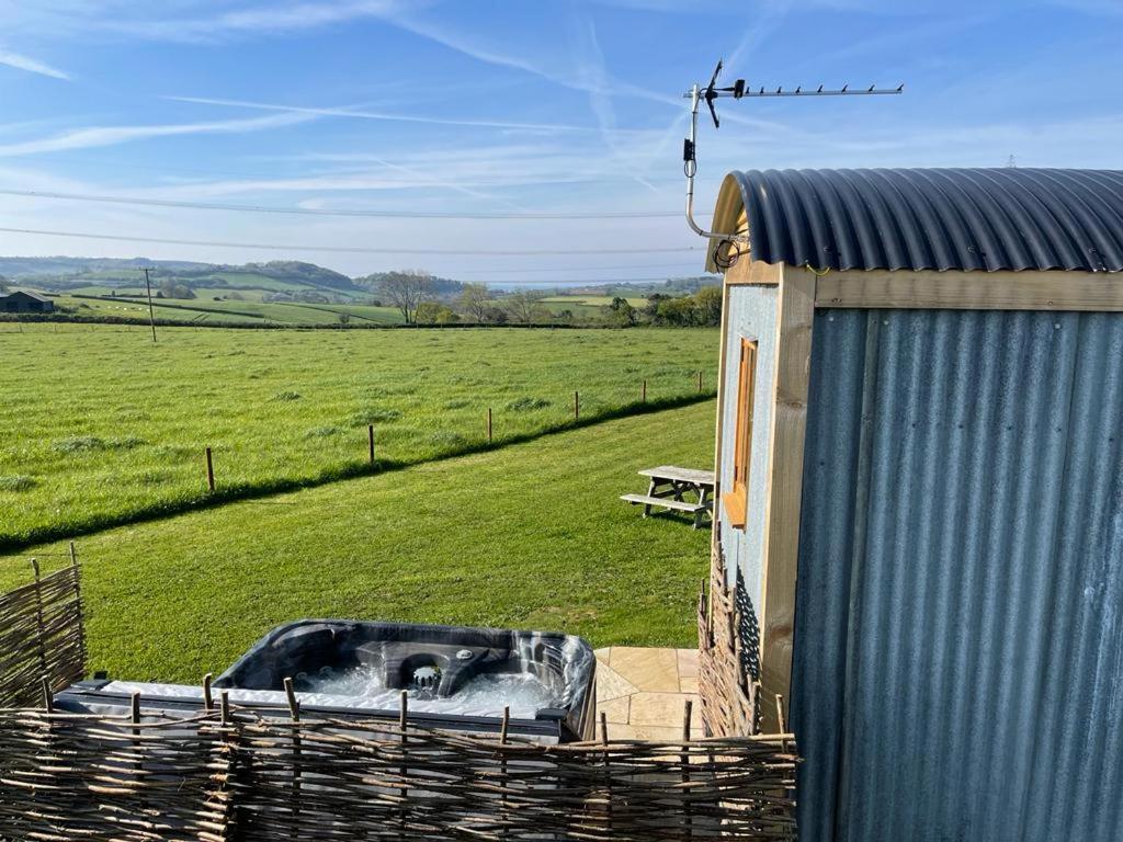 Honey Bee - Comfortable Luxury Shepherds Hut With Hot Tub Chalet