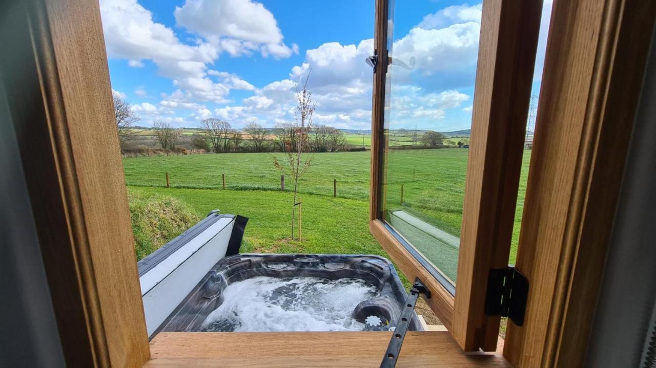 Chalet Honey Bee - Comfortable Luxury Shepherds Hut With Hot Tub Bradpole