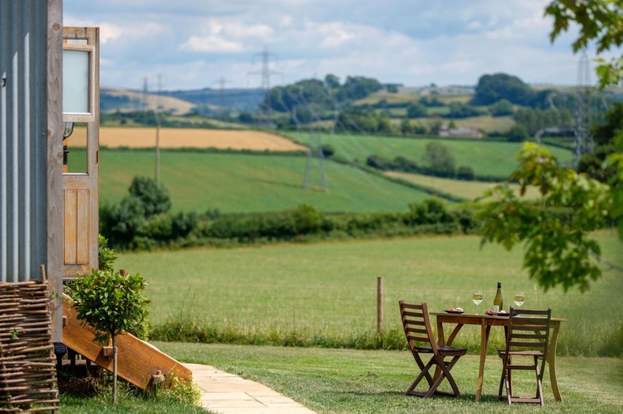 Chalet Honey Bee - Comfortable Luxury Shepherds Hut With Hot Tub *