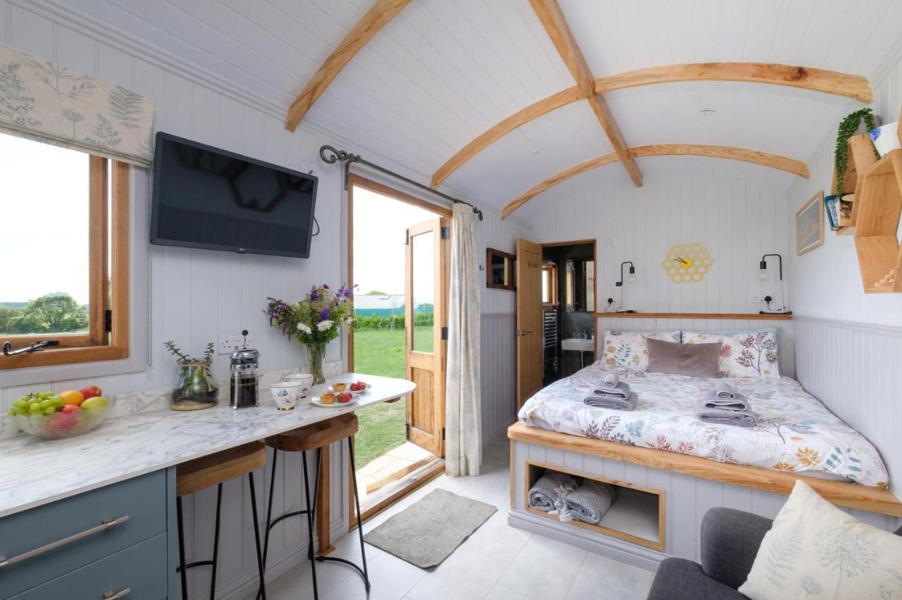 Honey Bee - Comfortable Luxury Shepherds Hut With Hot Tub