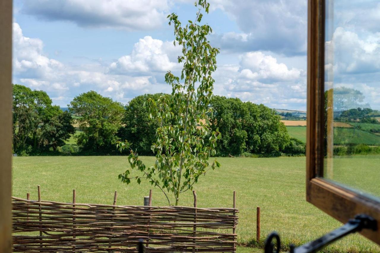 Honey Bee - Comfortable Luxury Shepherds Hut With Hot Tub *