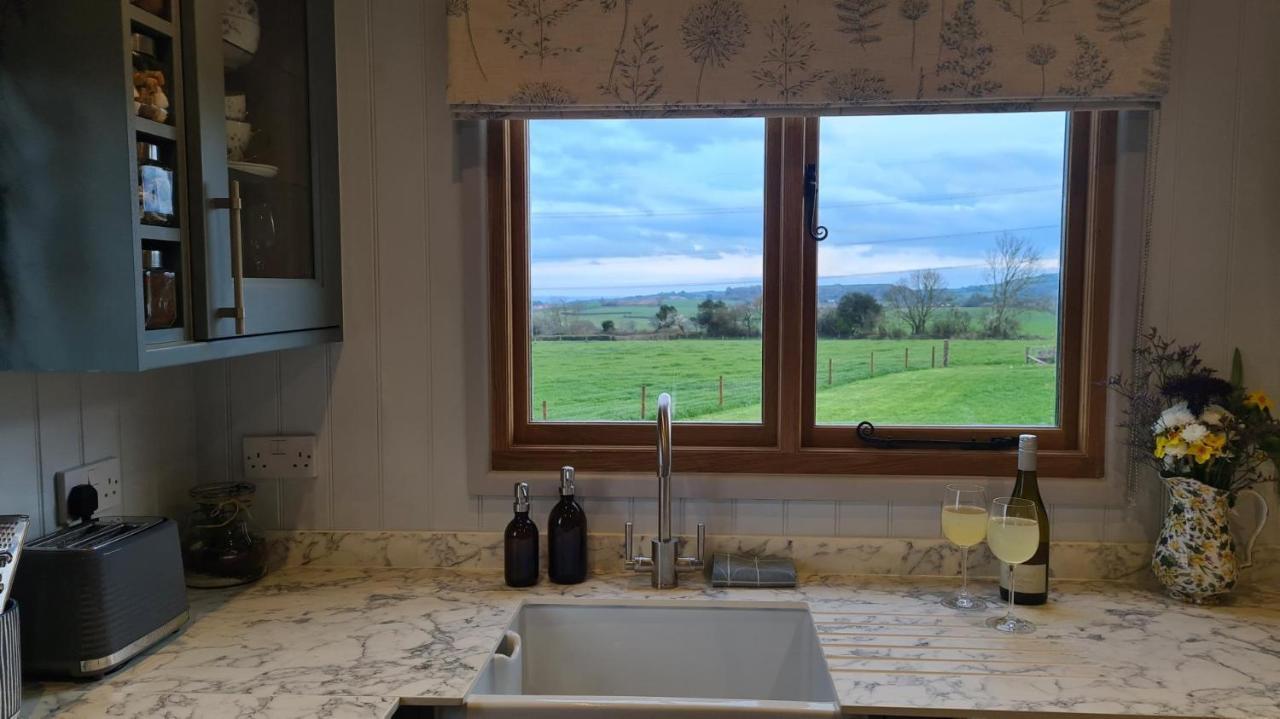Chalet Honey Bee - Comfortable Luxury Shepherds Hut With Hot Tub *