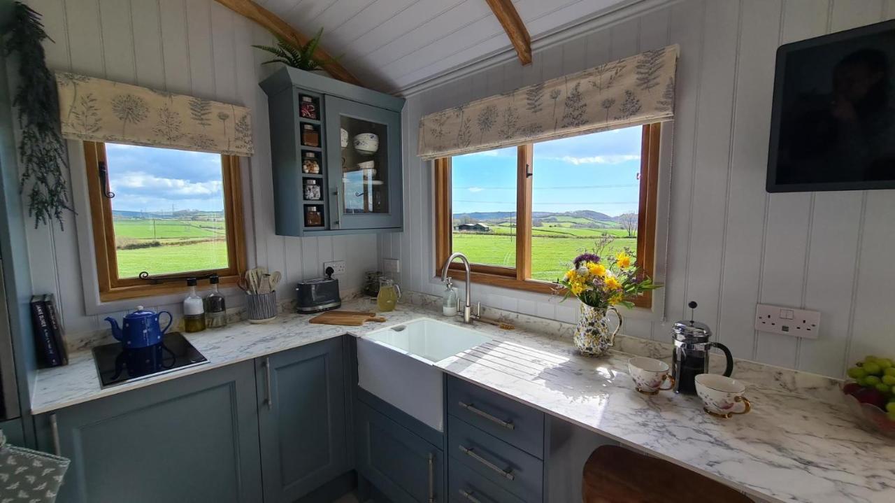 Honey Bee - Comfortable Luxury Shepherds Hut With Hot Tub Chalet Bradpole