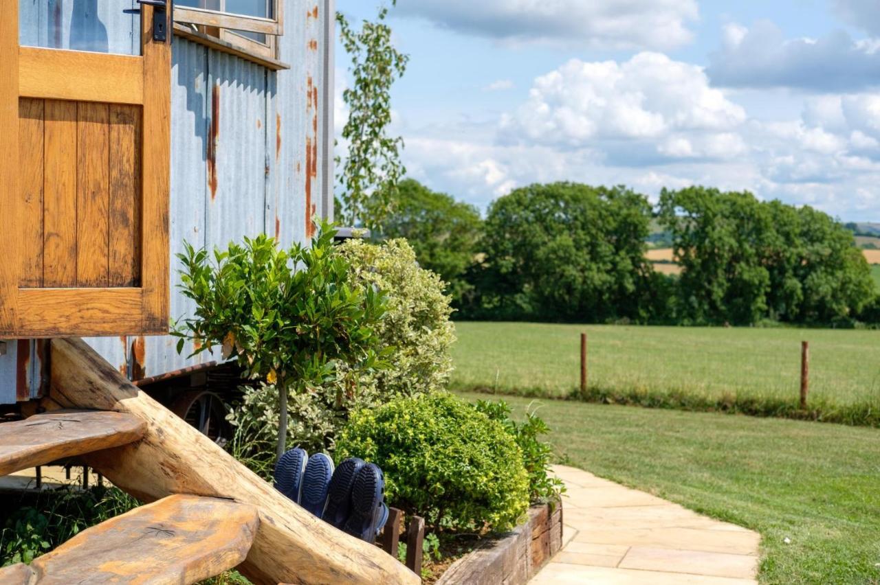 Chalet Honey Bee - Comfortable Luxury Shepherds Hut With Hot Tub *