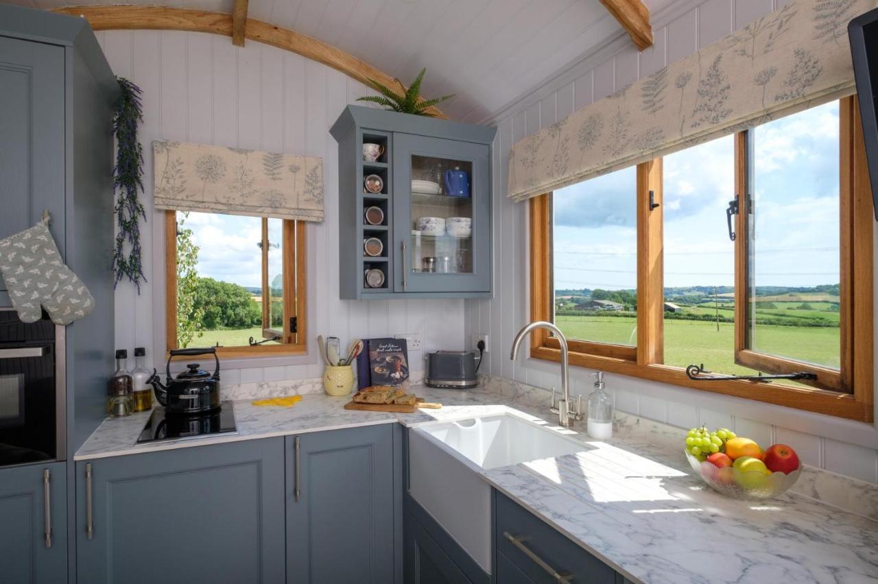Honey Bee - Comfortable Luxury Shepherds Hut With Hot Tub Chalet Bradpole