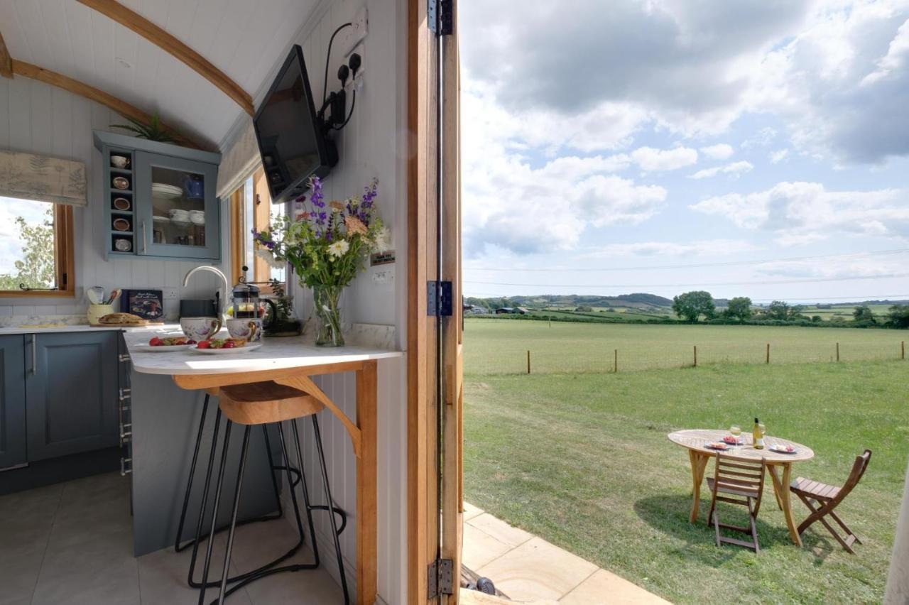 Honey Bee - Comfortable Luxury Shepherds Hut With Hot Tub Chalet