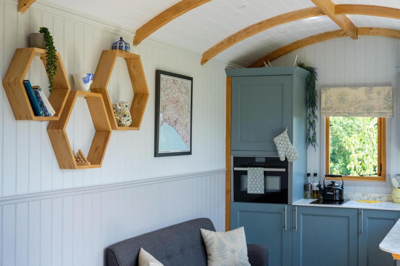 Honey Bee - Comfortable Luxury Shepherds Hut With Hot Tub Chalet *