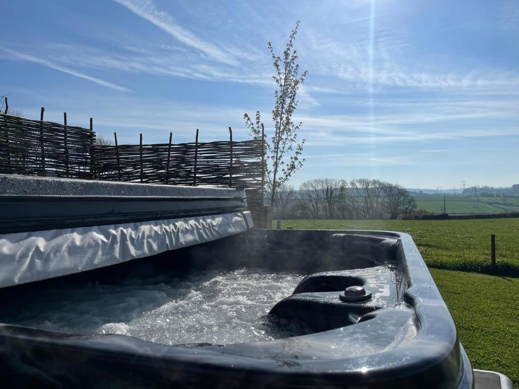 Honey Bee - Comfortable Luxury Shepherds Hut With Hot Tub Chalet *
