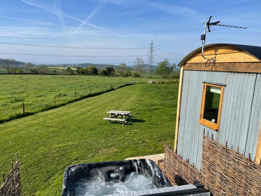 Chalet Honey Bee - Comfortable Luxury Shepherds Hut With Hot Tub