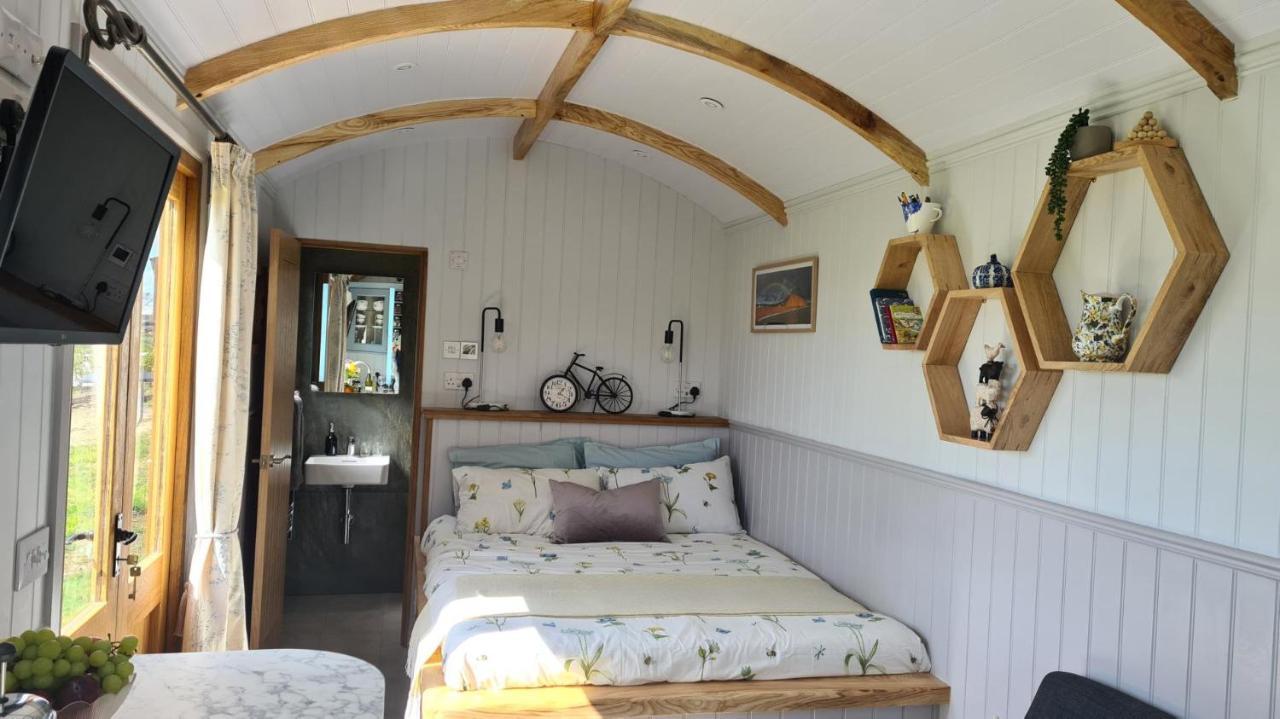 Honey Bee - Comfortable Luxury Shepherds Hut With Hot Tub * Bradpole