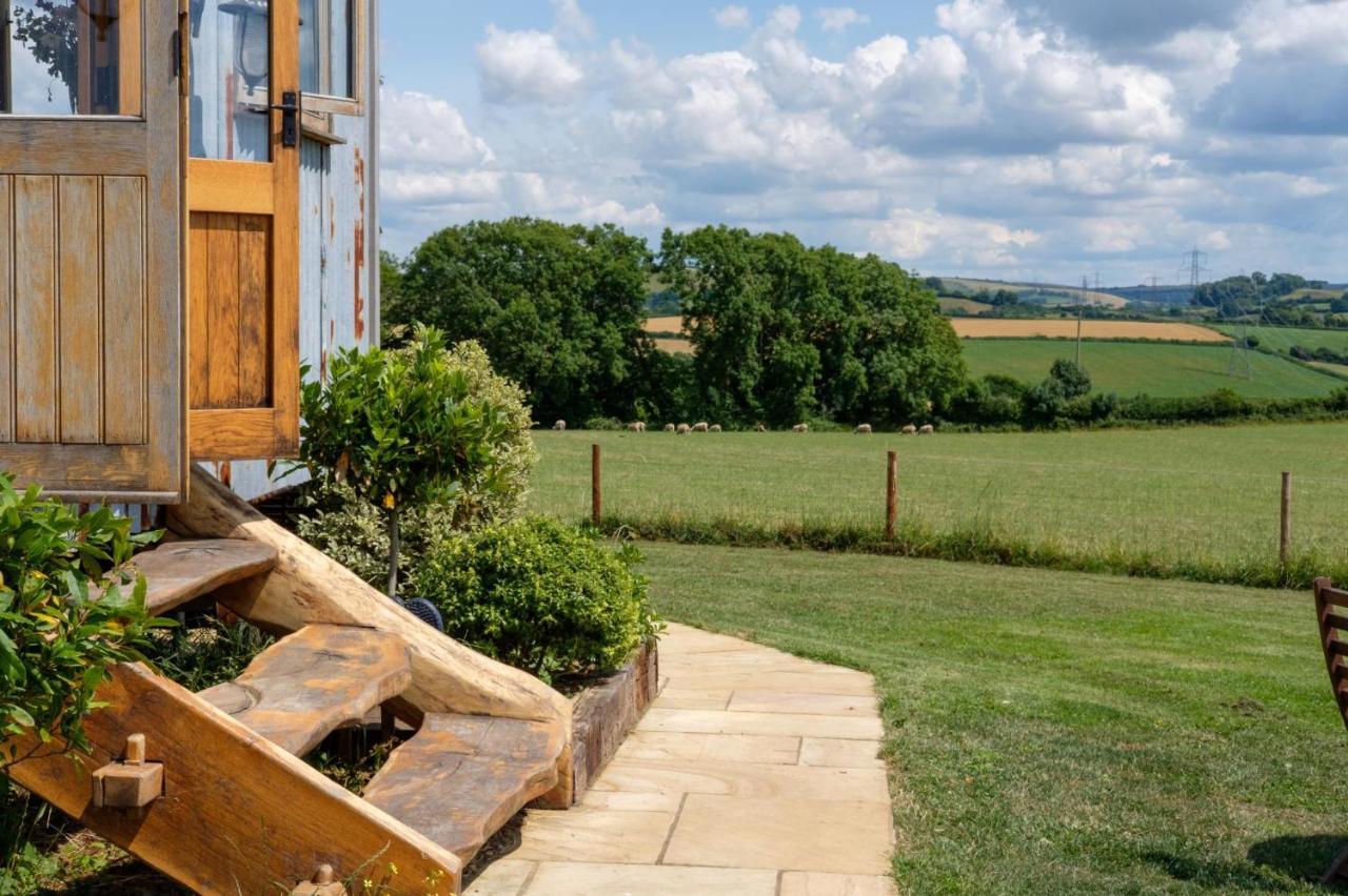 Chalet Honey Bee - Comfortable Luxury Shepherds Hut With Hot Tub