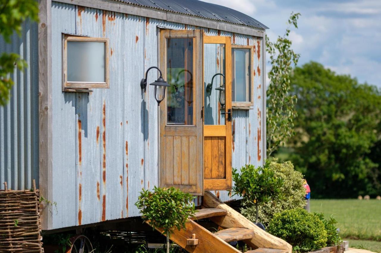 Honey Bee - Comfortable Luxury Shepherds Hut With Hot Tub Chalet