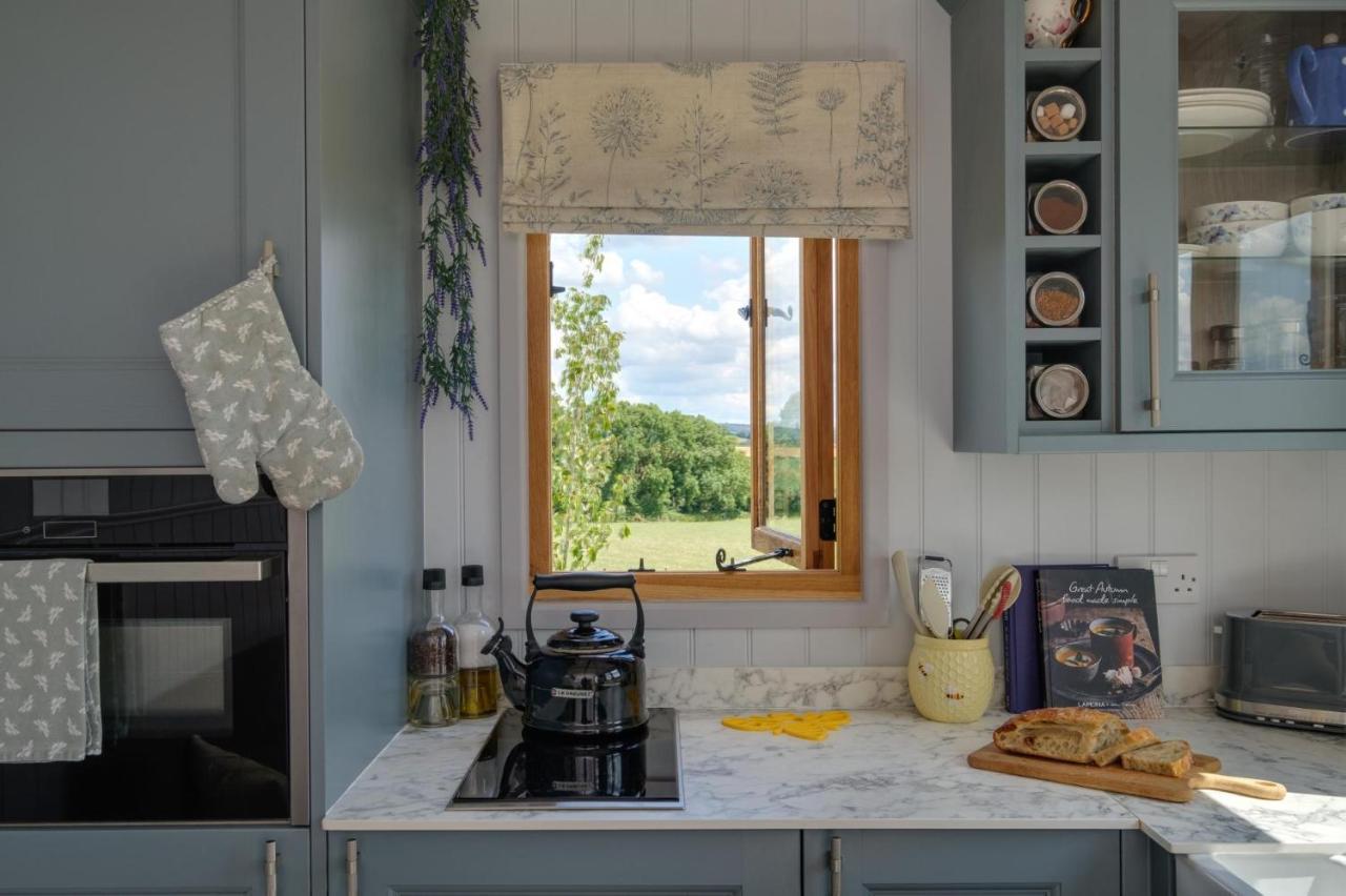 Chalet Honey Bee - Comfortable Luxury Shepherds Hut With Hot Tub *