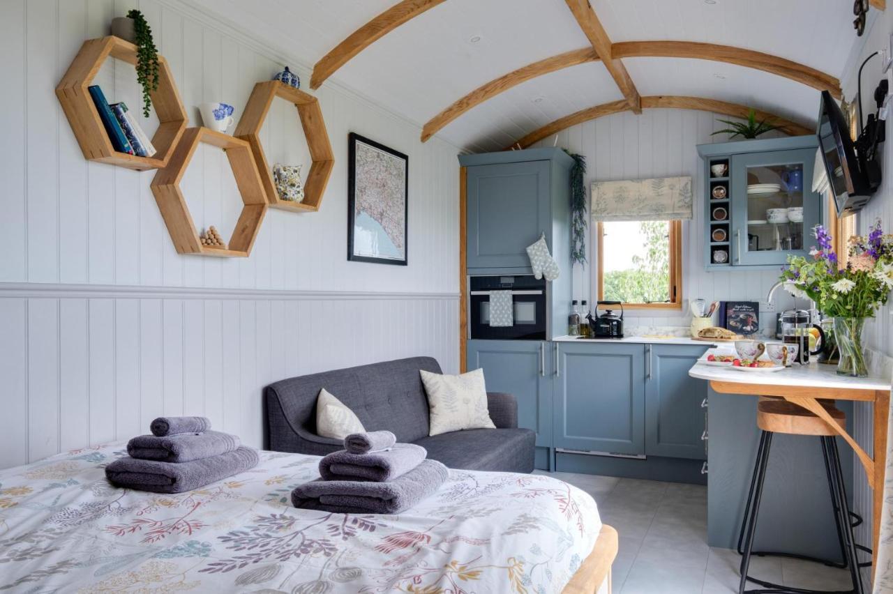Honey Bee - Comfortable Luxury Shepherds Hut With Hot Tub Chalet Bradpole